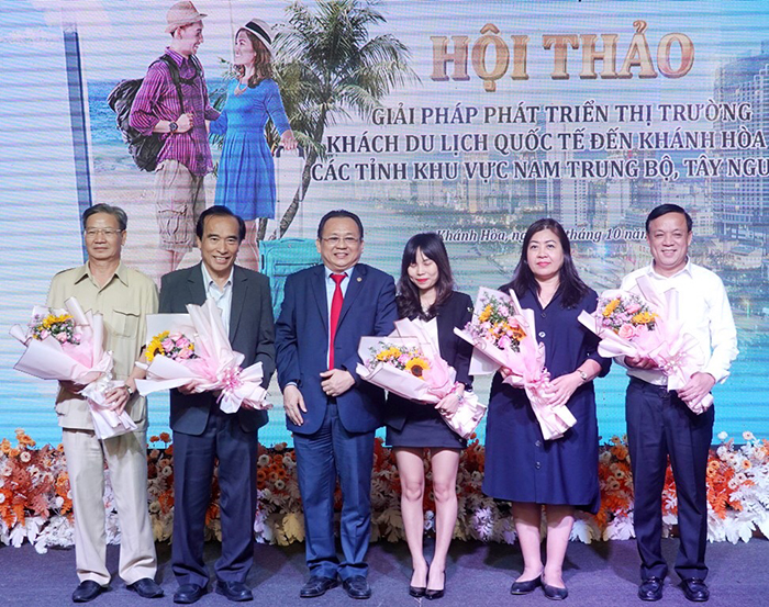 Ban Tổ chức tặng hoa chúc mừng cho các Hiệp hội Du lịch và một số doanh nghiệp du lịch các tỉnh nhân Ngày Doanh nhân Việt Nam 13/10